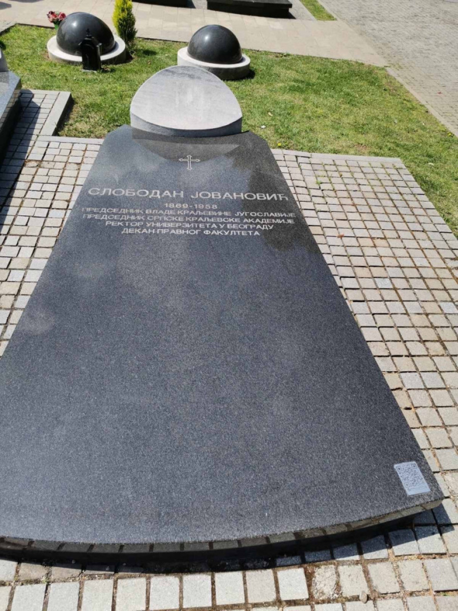 Spomenik Milutinu Mrkonjiću nije jedini koji ima QR kod: Imaju ga glumci, slikari i akademici, a evo čiji sve spomenici mogu biti "kodirani"