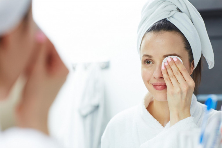 Zašto je važno pravilno skinuti šminku i šta se dešava sa kožom ako to ne uradimo uveče?