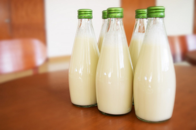 Neverovatno hapšenje u Zrenjaninu: Ukrali skoro 70.000 litara mleka, pa stekli više od 2,5 miliona!