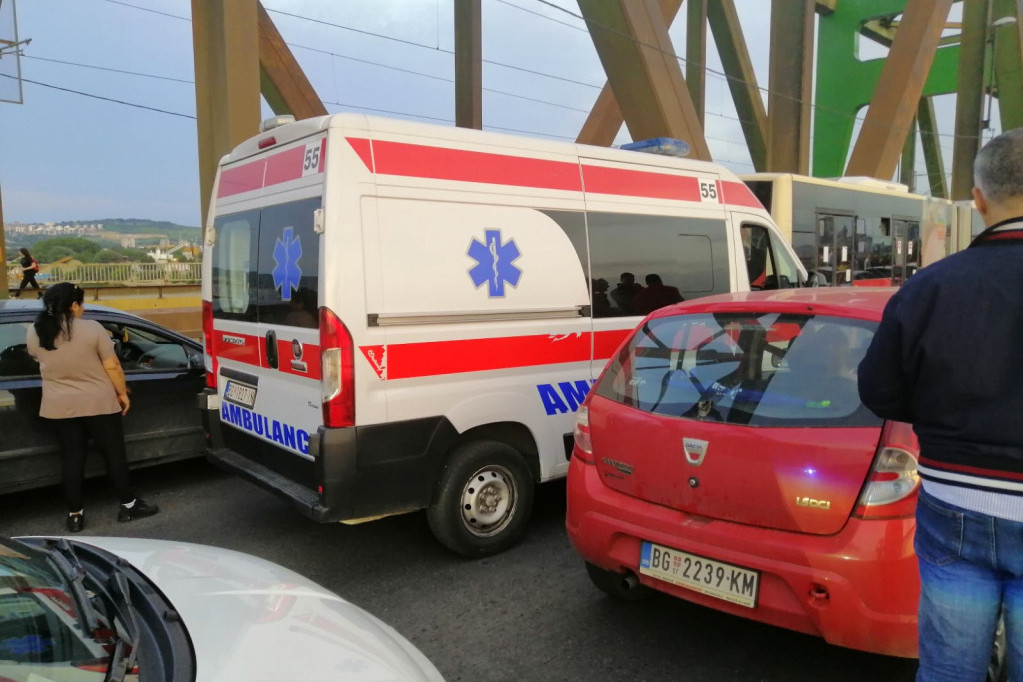 U jezivom udesu na Pančevcu poginuo stariji bračni par: Od siline udara ljudi ispali iz kamiona i pali preko ograde mosta (FOTO/VIDEO)