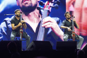 Rastanak sa „2Cellos“: Hauser i Šulić priredili spektakl za pamćenje na oproštajnom koncertu (FOTO)