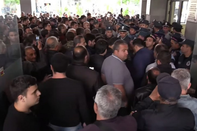 Jermenska opozicija besna zbog Pašinjana: Probili kordone i krenuli na zgradu ministarstva (VIDEO)