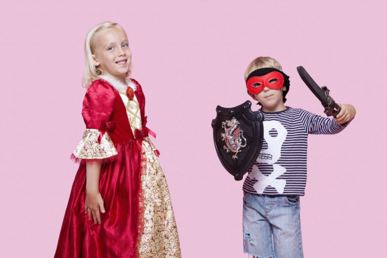 "Školice" koriste decu za bogaćenje: Zarađuju hiljade evra za nastupe mališana, a roditelji moraju da finansiraju čak i scenske kostime!