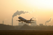 Da li bi manji broj letova mogao da spasi planetu? Klimatski aktivisti imaju nekoliko predloga