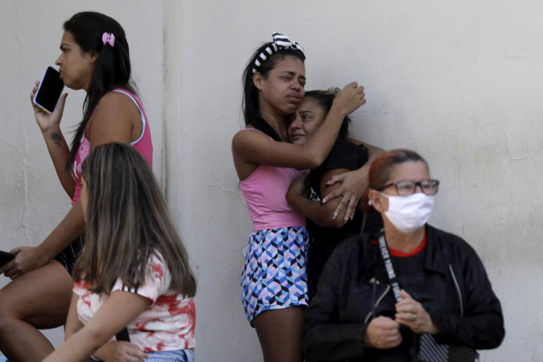 Horor u favelama Rio de Žaneira: Najmanje 13 mrtvih u sukobima sa policijom! (FOTO/VIDEO)