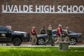 Trenutak koji je prethodio masakru u Teksasu! Napadač prilazi školi dok se u pozadini jeziv zvuk (VIDEO)