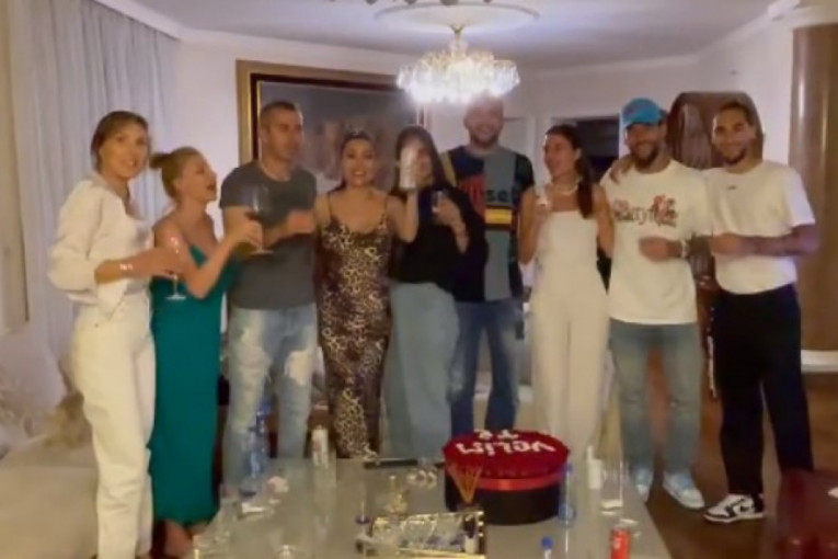 Već su kao jedna velika porodica! Ražnatovići i Gudeljevi uživaju u vili na Dedinju, proslavili zajedno Anastasijin rođendan (VIDEO)