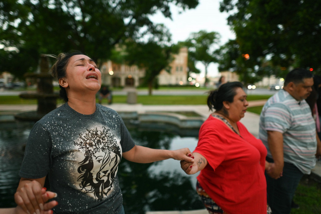 Roditelji jecali ispred škole, tinejdžer pre pucnjave ubio svoju baku: Jeziva hronologija masakra u Teksasu u kom je stradalo 19 mališana
