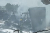 Izgoreo kamion na putu Paraćin - Zaječar: Natovaren traktorima, ništa nije ostalo (VIDEO)