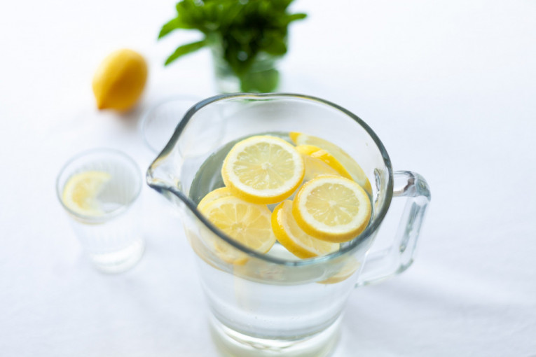 Dijetetičarka otkrila važnu prednost pijenja vode s limunom i razotkrila šta je mit a šta istina