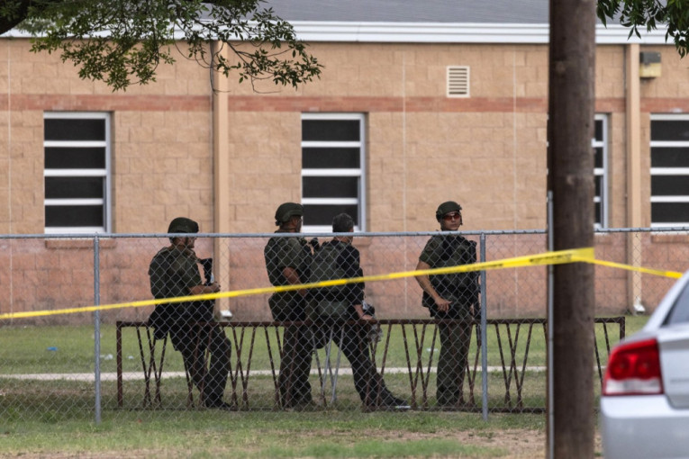 Novi snimak pružio uvid u sramno ponašanje policije prilikom masakra u školi u Teksasu (VIDEO)