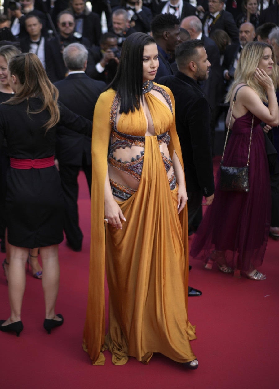 Adrijana Lima slavi majčinstvo i žensko telo: Da nije ipak malo preterala sa svojim stilskim izdanjima u Kanu? (FOTO)