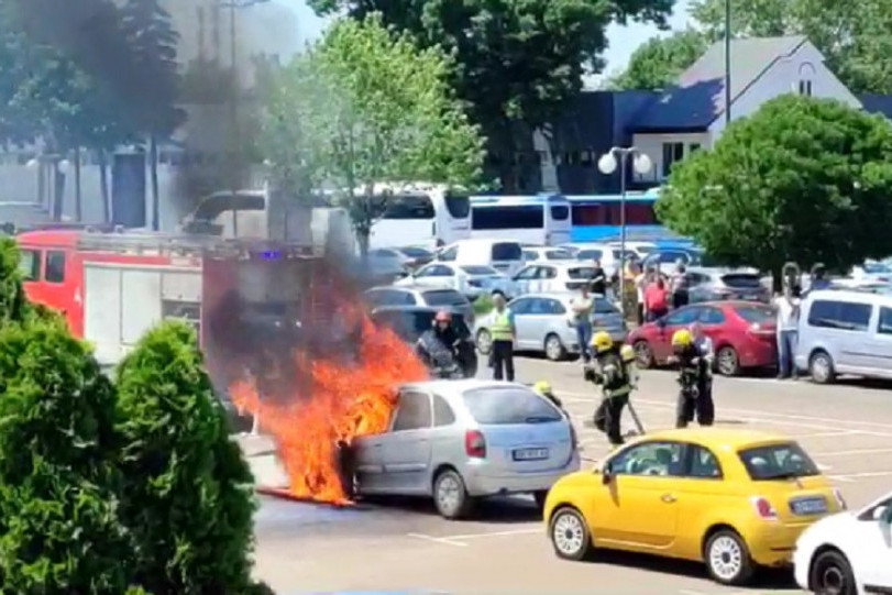 Buktinja na Sajmu: Zapalio se automobill, vatrogasci se bore sa stihijom! (VIDEO)