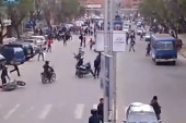 Prvi snimci jakog zemljotresa u Peruu: Ljudi ne znaju kuda idu, padaju sa motora, deca prestrašena (VIDEO)