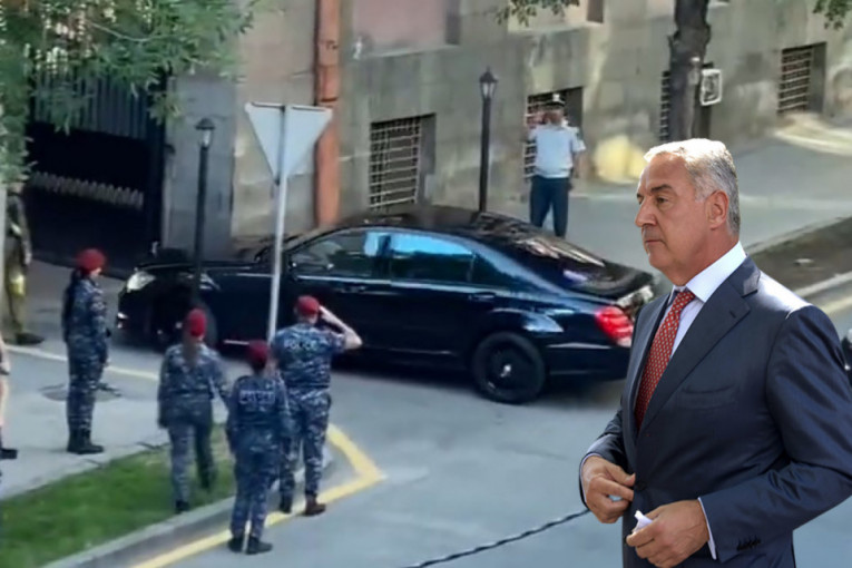 Frka u Jerevanu, Đukanović morao na zadnji ulaz: "Idemo ka zgradi Vlade..." (VIDEO)