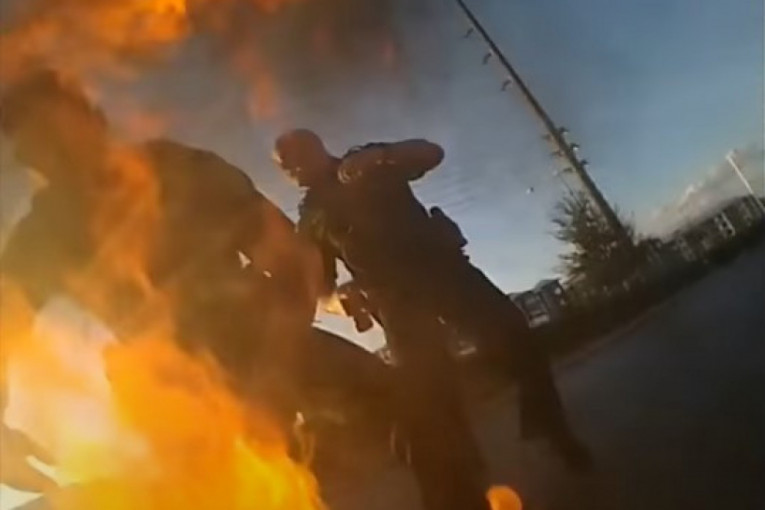 Policajac krenuo šokerom na bajkera na benzinskoj pumpi, mladić se pretvorio u buktinju (VIDEO)