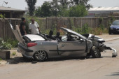 Teška nesreća u Čačku: "Pežo" potpuno slupan - vozač pokušao da zaobiđe biciklistu pa izgubio kontrolu nad autom! (FOTO)