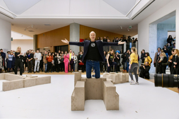 Beograd je sedamdesetih stvarao istoriju umetnosti: Austrijskom umetniku Vrumu uručen počasni doktorat