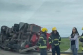 Udes kod Ostružničkog mosta: Prevrnula se cisterna, policija i vatrogasci na terenu (VIDEO)