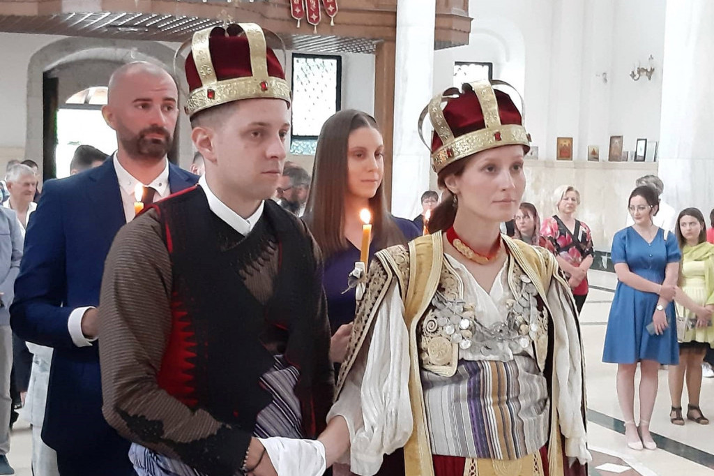 Posle mnogo godina u Prizrenu se "vije svadbeni oro": Venčali se Lazar i Zorana u hramu Svetog Đorđa