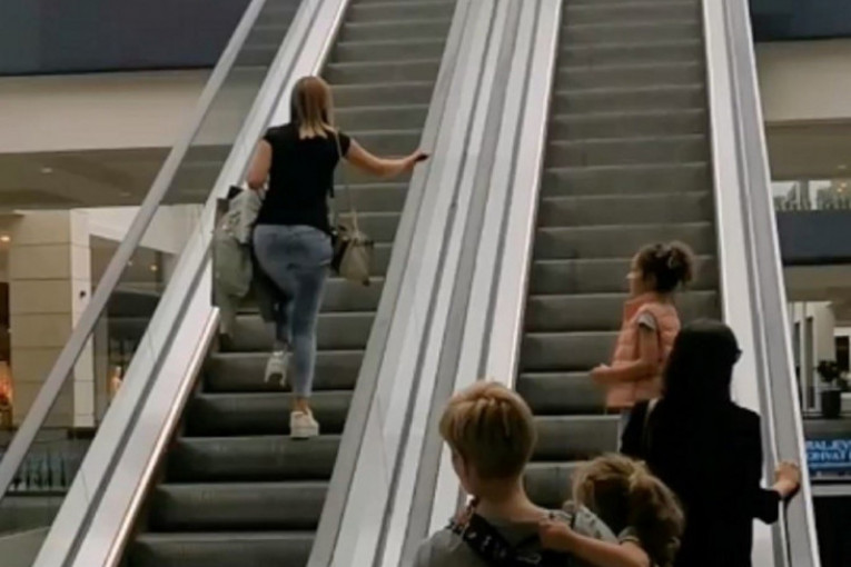 Ljudi trljaju oči, ne mogu da veruju! Žena se pela uz pokretne stepenice u suprotnom smeru (VIDEO)