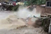 Stravične scene iz Brazila: Najmanje 35 mrtvih u poplavama i klizištima, kuća se obrušila u vodu (VIDEO)