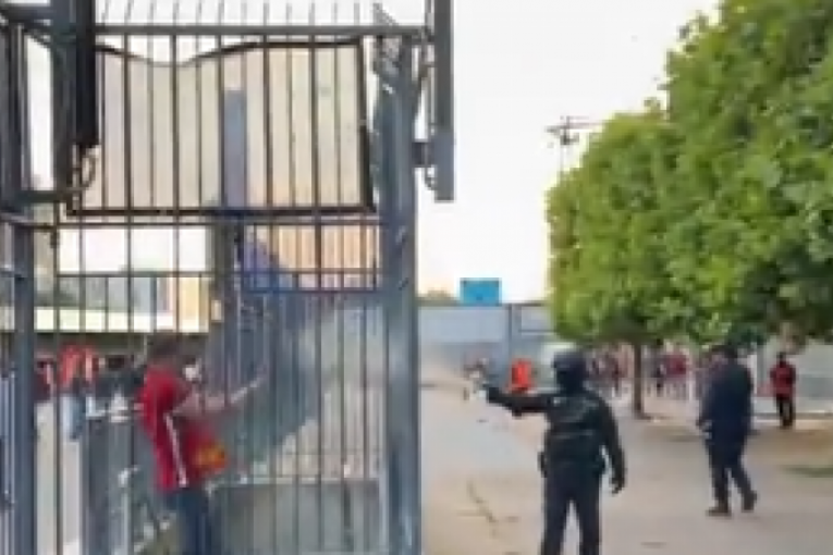 Scene užasa u Parizu! Suzavac, biber sprej, navijači Liverpula gaze jedni preko drugih (VIDEO)