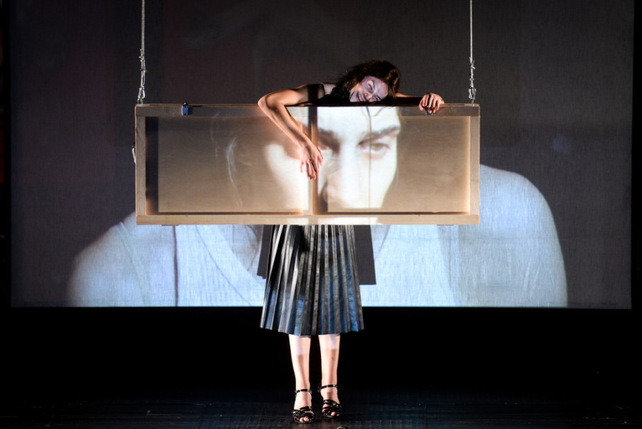 Mračna, tragična, moderna i provokativna: Dve glumice istovremeno igraju Antigonu u novom komadu BDP (FOTO)