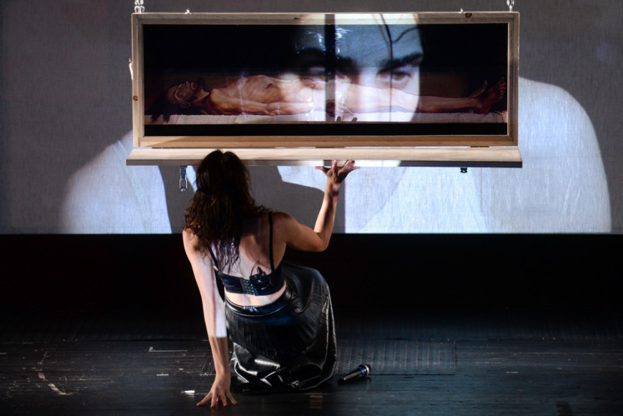 Mračna, tragična, moderna i provokativna: Dve glumice istovremeno igraju Antigonu u novom komadu BDP (FOTO)