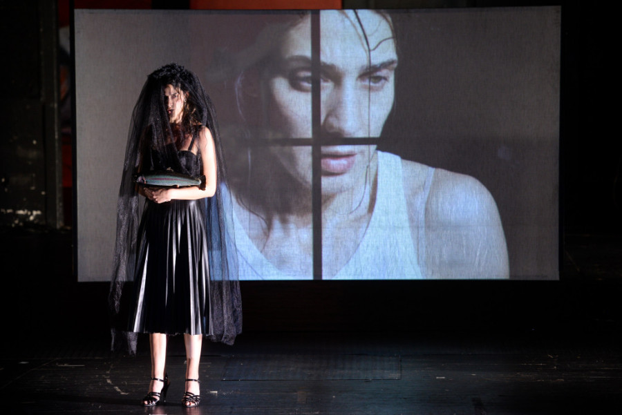 Mračna, tragična, moderna i provokativna: Dve glumice istovremeno igraju Antigonu u novom komadu BDP (FOTO)