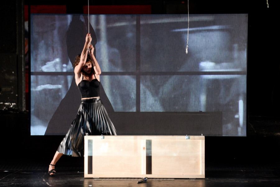 Mračna, tragična, moderna i provokativna: Dve glumice istovremeno igraju Antigonu u novom komadu BDP (FOTO)