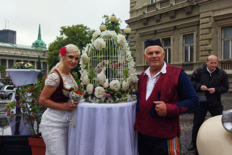 Oni su danas bili najupečatljiviji: Mladenci Vesna i Nenad mamili su poglede svih na "Kolektivnom venčanju" (FOTO)