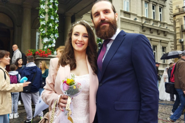 Njihovi osmesi kao sinonim za sreću: Jelena i Ivan su došli sa Šar-planine u Beograd da se venčaju (FOTO)