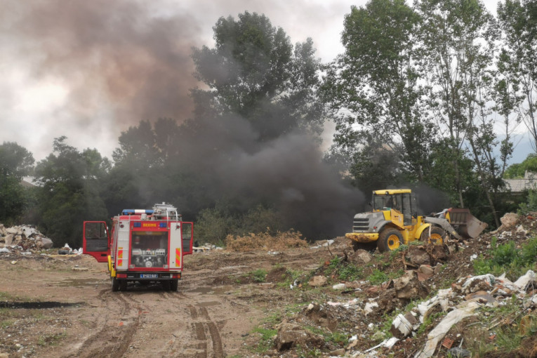 Crn i gust dim širi se čačanskim naseljem: Požar izbio u blizini porodičnih kuća (FOTO)