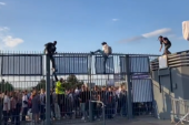 Isplivali snimci haosa pred finale u Parizu: Navijači preskaču ogradu, redari ih jure, zbog ovoga je kasnio početak (VIDEO)