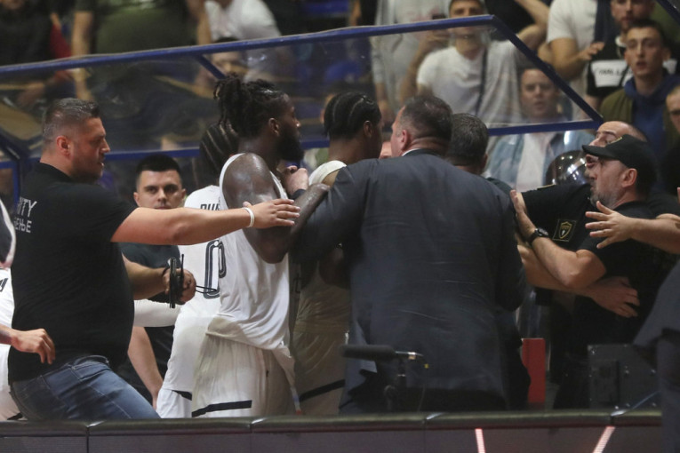 Na ivici tuče! Košarkaš Partizana se zaleteo ka navijačima Zvezde! Pogledajte slike totalnog haosa (FOTO)