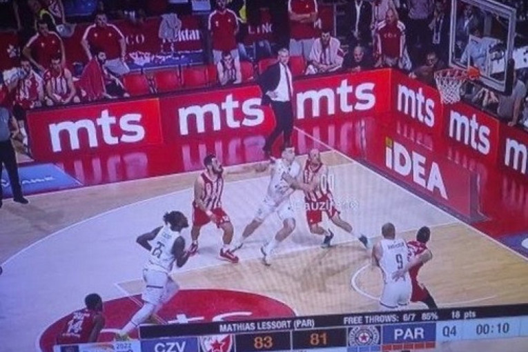 Da li snimak pokazuje da nije bilo prestupa Lesora kod slobodnog bacanja?! Oglasio se i Partizanov centar (FOTO)