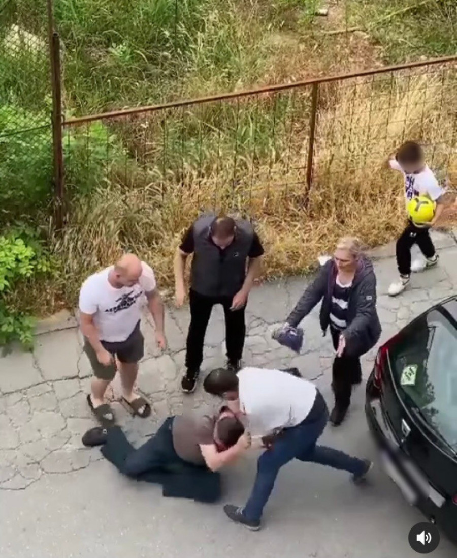 "Briga me za decu!" Sevale pesnice usred bela dana na Karaburmi: Dvojica muškarca se potukla, mališani gledali sve (FOTO)