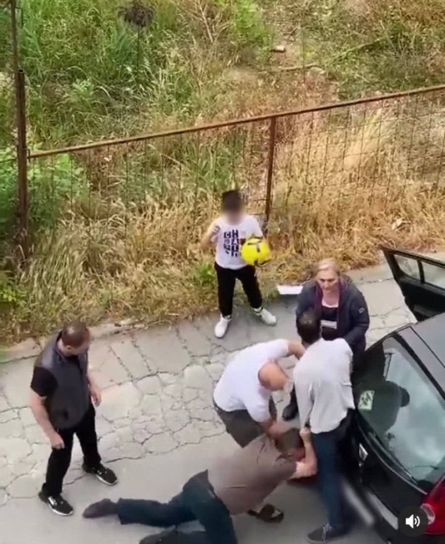 "Briga me za decu!" Sevale pesnice usred bela dana na Karaburmi: Dvojica muškarca se potukla, mališani gledali sve (FOTO)