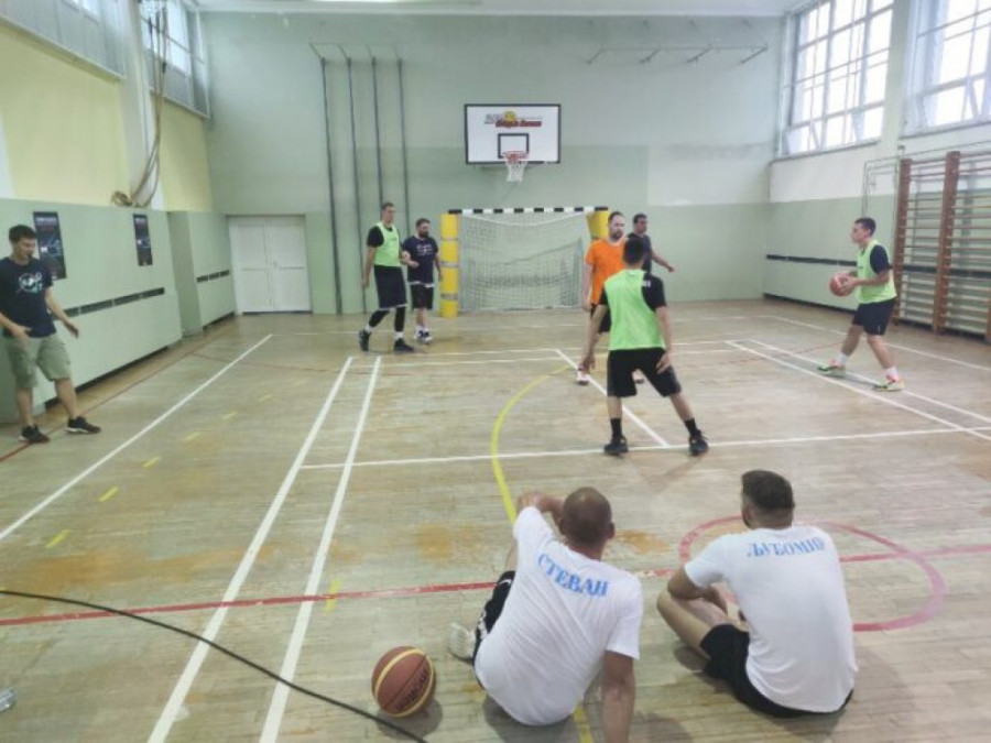 Košarkaški turnir „Basket za Baniju”: Deci poklonili nove koševe i sportsku opremu (FOTO)