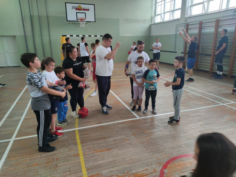 Košarkaški turnir „Basket za Baniju”: Deci poklonili nove koševe i sportsku opremu (FOTO)