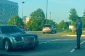 Žena driftovala autom posred raskrsnice, a sad joj preti doživotni zatvor jer je pokušala da pregazi policajca (VIDEO)