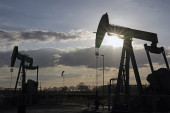 Nafta nastavlja da klizi: Barel brenta ispod 85 dolara