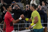 Oglasio se i Nadal, impresionirala ga Novakova šetnja po terenu s porodicom! Stigla je moćna čestitka!