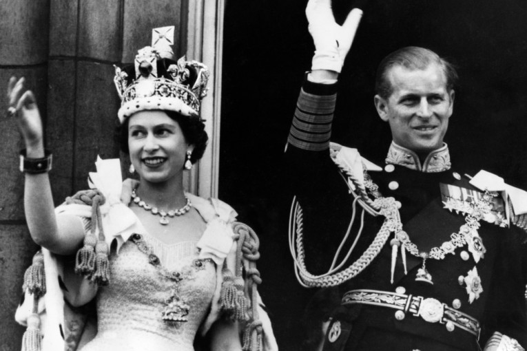Haljina koju je Elizabeta II nosila na krunisanju izrađivana je osam meseci, kraljica ju je nosila čak šest puta, a i danas je veličanstvena