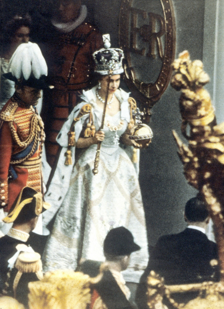 Haljina koju je Elizabeta II nosila na krunisanju izrađivana je osam meseci, kraljica ju je nosila čak šest puta, a i danas je veličanstvena
