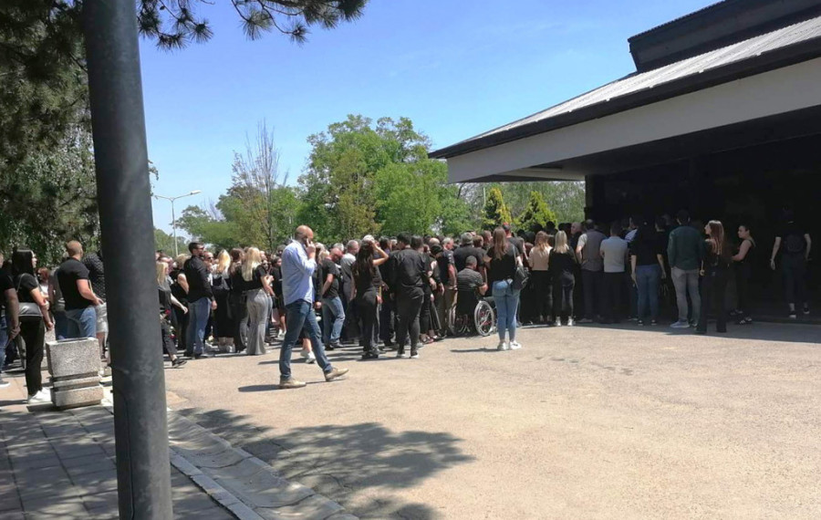 "Viteže naš Vujo, kako ćemo bez tebe": Sahranjen ubijeni pilot na Novom bežanijskom groblju (FOTO)