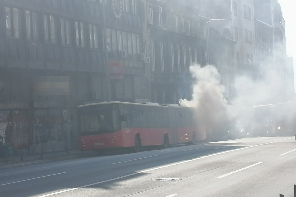 Zapalio se autobus u Mirijevu: Hrabra intervencija vozača (VIDEO)