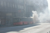 Zapalio se autobus na Zelenom vencu: Gust dim ometa saobraćaj - nesnosan smrad se širi gradom! (FOTO)