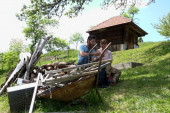 Zamenili Provansu za selo Vilovo: Želeli da njihova deca nauče srpski pa se skućili u podnožju Zlatara (FOTO)